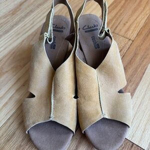 Clarks Helio Float Wedge Sandals Womens 7.5M Yellow/Tan Nubuck Leather Open Toe